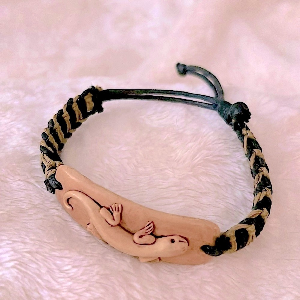 NWOT🦎 BLACK/TAN BRAIDED LEATHER CARVED WOOD LIZARD ADJUSTABLE STRING BRACELET - Picture 2 of 5
